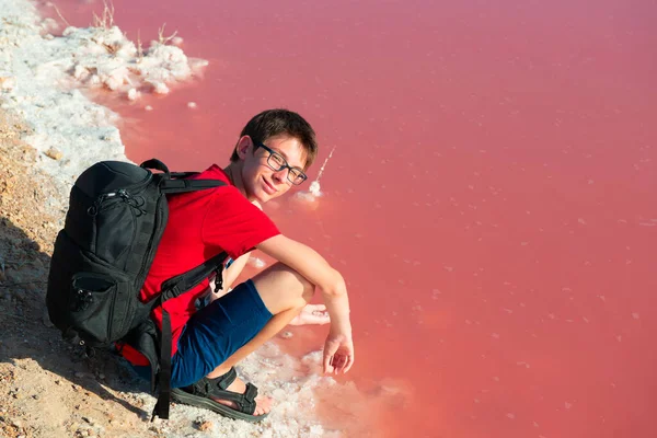 Handsome Young Happy Boy Extremely Salty Pink Lake Colored Microalgae – stockfoto