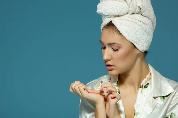 Mulher Atraente Jovem Olha Para Suas Unhas Pensa Fazer Manicure — Fotografia de Stock