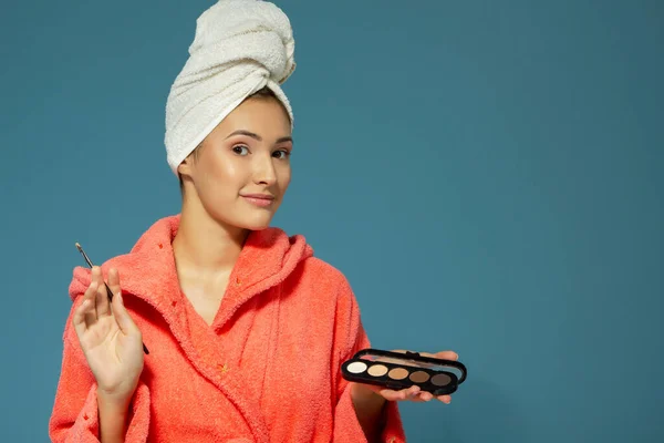 Young Attractive Woman Putting Shadows Her Eyelids Studio Shot Blue — Stockfoto