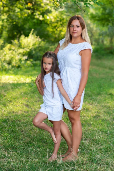 Niña Abraza Madre Bosque Verano Naturaleza Aire Libre Retrato Mamá — Foto de Stock