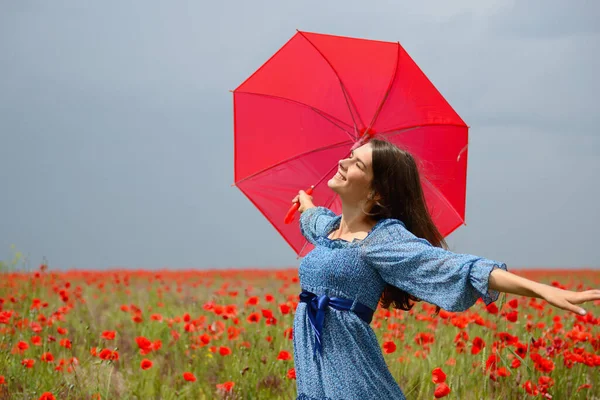 Mladá Krásná Žena Modrých Letních Dresech Drží Červený Deštník Makovém — Stock fotografie