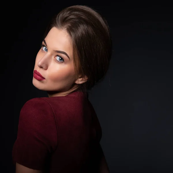 Retrato Atraente Mulher Jovem Olhos Azuis Sobre Fundo Preto Menina — Fotografia de Stock