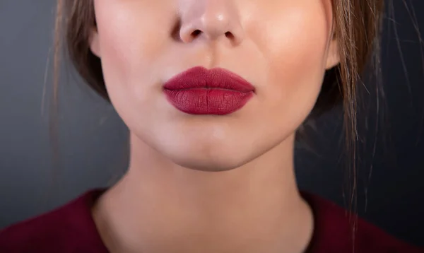 Sexy Lippen Met Diep Rode Lippenstift Van Jonge Vrouw Grijze — Stockfoto