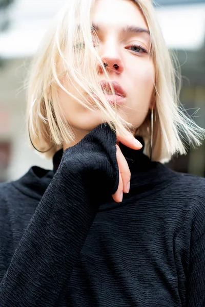 Outdoor Vrouwelijk Portret Zachte Focus Modemodel Portret Van Een Jonge — Stockfoto