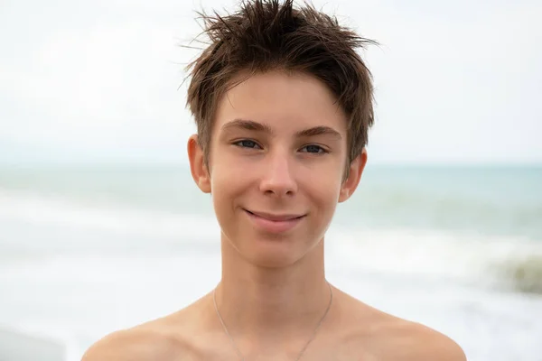 Hermoso Chico Joven Bronceado Playa Vacaciones Verano Retrato Hermosa Calma — Foto de Stock