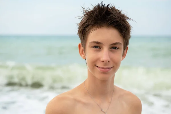 Hezký Opálený Chlapec Pláži Letní Dovolená Portrét Krásného Klidného Usměvavého — Stock fotografie