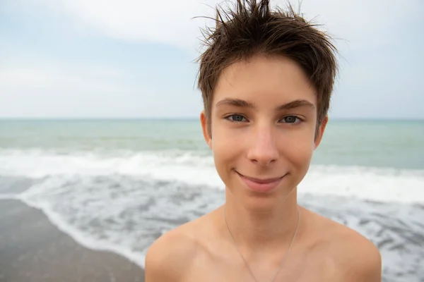 Όμορφο Αγόρι Στην Παραλία Καλοκαιρινές Διακοπές Μεγάλη Γωνία Αστείο Πορτρέτο — Φωτογραφία Αρχείου