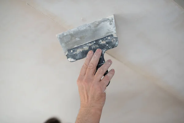 修理工与石膏板一起工作 在干石墙上涂石灰 改善房屋 人在房子里修理 — 图库照片
