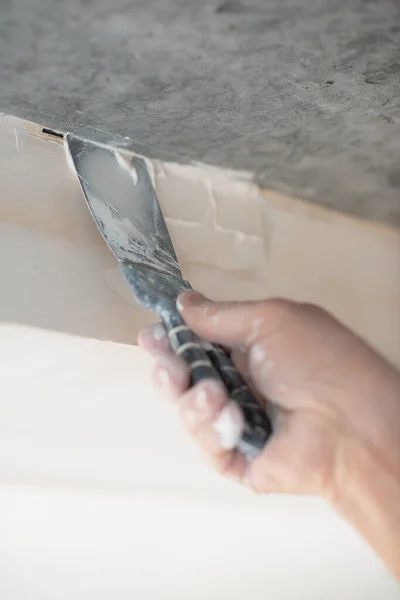 修理工は 石膏ボードで動作します 乾式石の壁を漆喰 家の改善 男は家で修理する — ストック写真