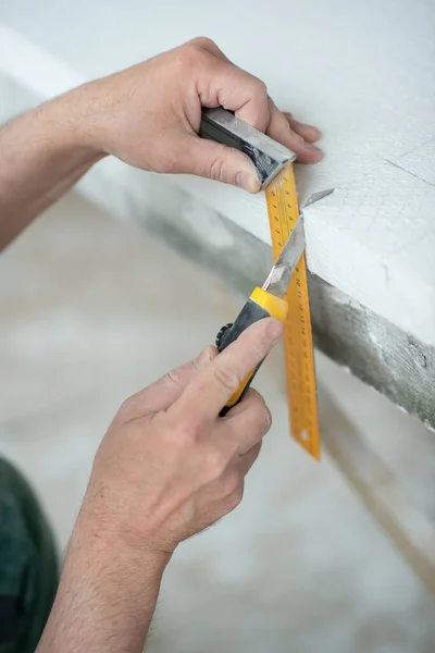 発泡スチロール シーリングの取り付け 男は泡を切る 温暖化 家の修理だ Diy修理 ポリスチレンフォーム 壁や天井の断熱材との作業 — ストック写真