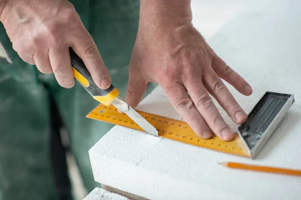 Polistirolo Montaggio Tenuta Uomo Taglia Schiuma Riscaldamenti Riparazione Casa Riparazione — Foto Stock