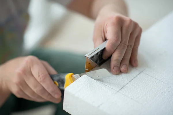 Polistirolo Montaggio Tenuta Uomo Taglia Schiuma Riscaldamenti Riparazione Casa Riparazione — Foto Stock