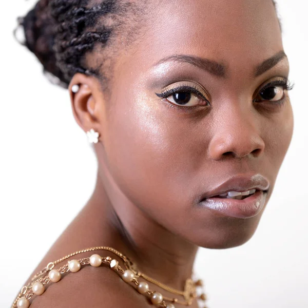 Красивая Молодая Африканка Смотрит Камеру Белом Фоне Красота Портрет Очаровательной — стоковое фото