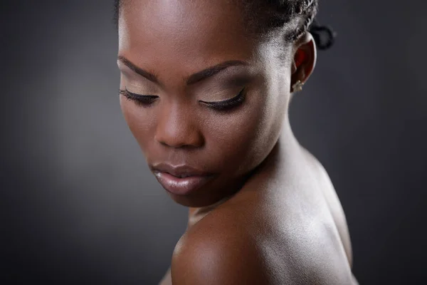 Wunderschöne Junge Afrikanisch Amerikanische Frau Die Den Kopierraum Herabblickt Vor — Stockfoto