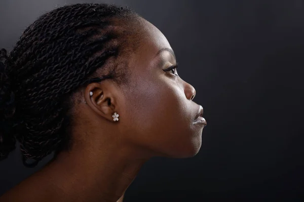 Perfil Hermosa Joven Afroamericana Sobre Fondo Negro Retrato Belleza Chica —  Fotos de Stock