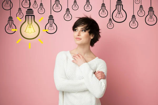 Красива Молода Жінка Дивиться Лампочку Ідей Над Головою Рожевий Фон — стокове фото