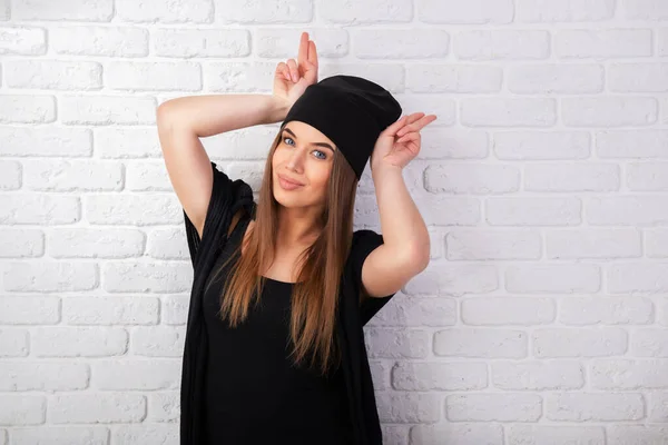 Retrato Joven Atractiva Mujer Alegre Con Ropa Negra Hace Rostros — Foto de Stock