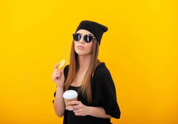 Menina Elegante Come Macaron Bolo Sobre Fundo Amarelo Estúdio Retrato — Fotografia de Stock