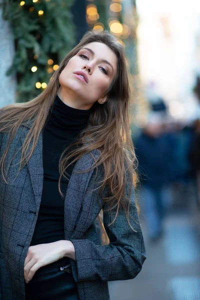 Mujer Atractiva Joven Posando Navidad Milán Italia Hermosa Chica Caminando — Foto de Stock