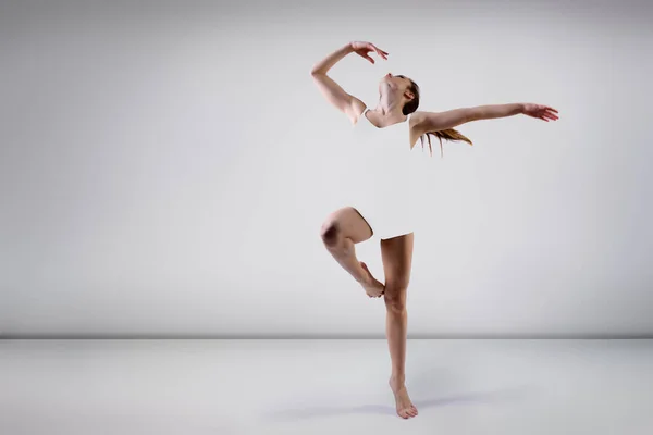 Young Beautiful Graceful Woman Perfect Slim Sporty Body Dancing Jumping — Stock Photo, Image
