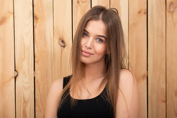 魅力的な若い女性 美しい笑顔の女の子 木製の背景に屋内の肖像画 — ストック写真