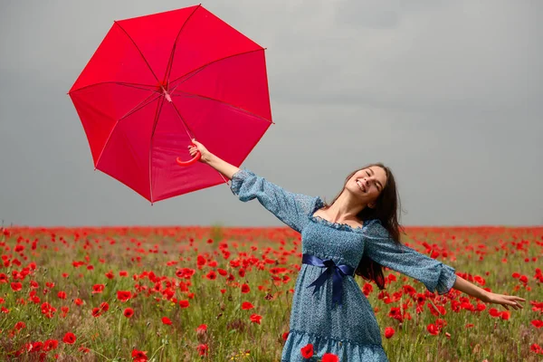 Jonge Mooie Vrouw Draagt Blauwe Zomerdromen Met Rode Paraplu Papaverveld — Stockfoto