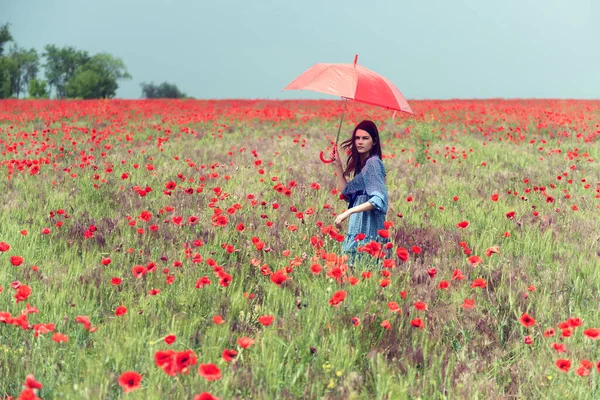 Joven Hermosa Mujer Con Dragas Azules Verano Sosteniendo Paraguas Rojo —  Fotos de Stock