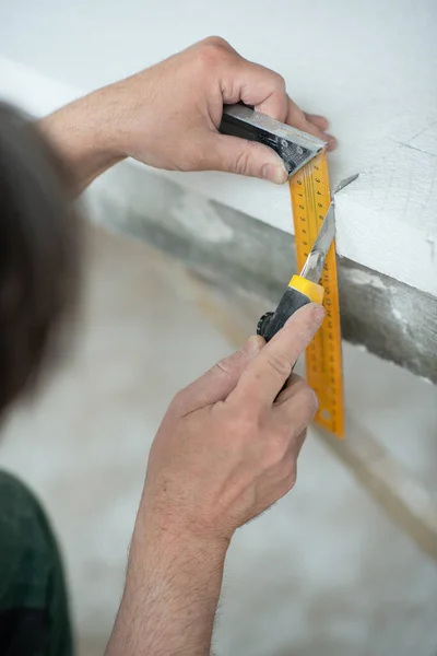 Styrofoam Afdichtingsmontage Een Man Snijdt Schuim Opwarmen Reparatie Het Huis — Stockfoto