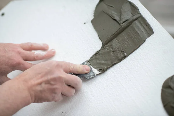 Homem Putsglue Com Faca Vidraceiro Espuma Para Colocá Teto Styrofoam — Fotografia de Stock