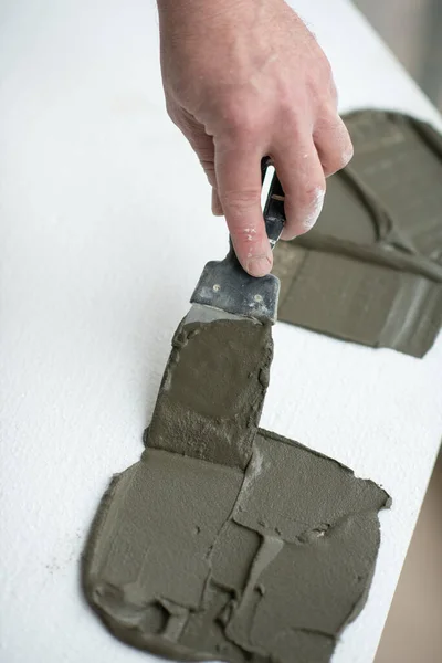 Man Putsglue Putty Knife Foam Stick Ceiling Styrofoam Seiling Mounting — Stock Photo, Image