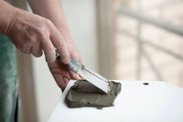 Man Putsglue Putty Knife Foam Stick Ceiling Styrofoam Seiling Mounting — Stock Photo, Image