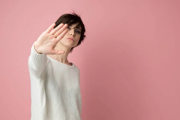 Junge Frau Mit Stopp Geste Mit Der Handfläche Nach Außen — Stockfoto