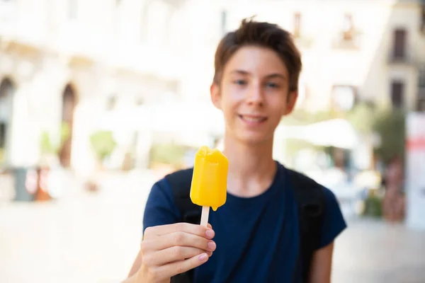 Schöner Teenager Junge Isst Eis Sizilien Italien Italienische Gelateria Mit — Stockfoto