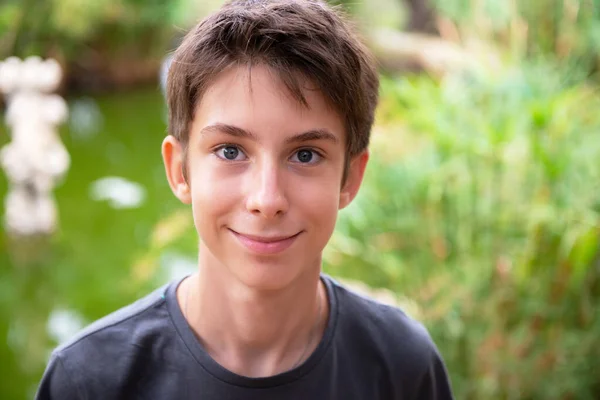 Jongen Wandelend Het Zomerpark Met Bomen Bij Het Asiel Leuke — Stockfoto