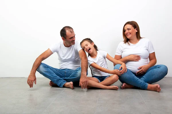 Schwangerschaft Glückliche Familie Erwartet Baby Innenporträt Von Frau Und Mann — Stockfoto