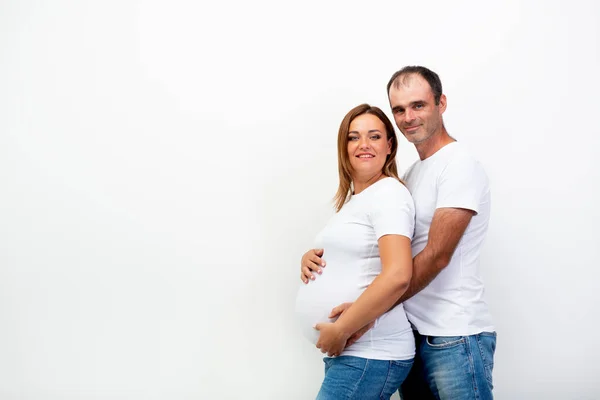 Gravidez Feliz Família Esperando Bebê Homem Abraça Uma Mulher Grávida — Fotografia de Stock