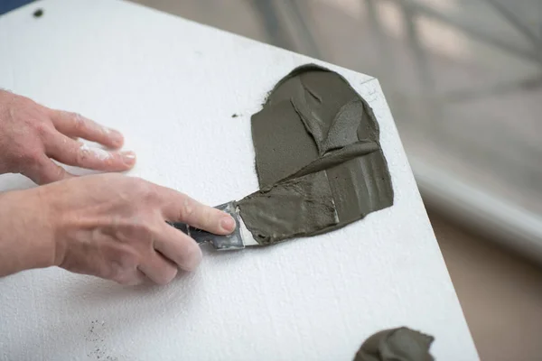 Uomo Putsglue Con Coltello Stucco Sulla Schiuma Attaccarlo Soffitto Polistirolo — Foto Stock