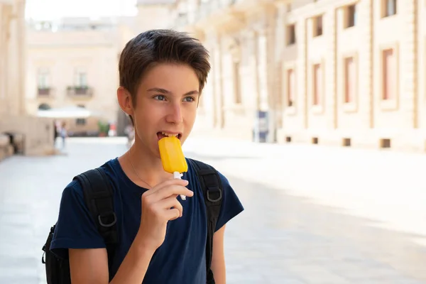 Schöner Teenager Junge Isst Eis Sizilien Italien Italienische Gelateria — Stockfoto