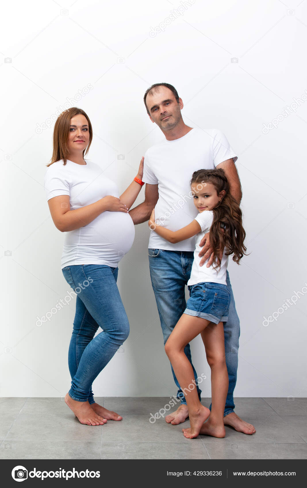 Madre Embarazada Padre Hija Posando Casa Embarazo: fotografía de stock ©  khorzhevska #429336236 | Depositphotos