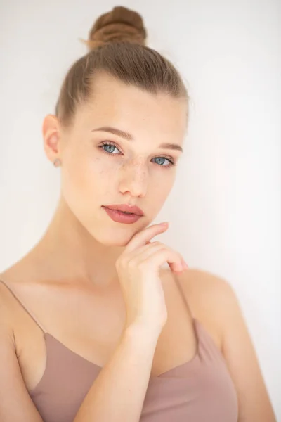 Porträtt Vacker Kvinna Med Ren Hud Ungdomskoncept Skönhetsbehandling Glada Tonåring — Stockfoto