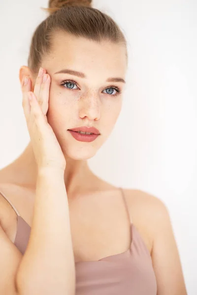 Retrato Mujer Hermosa Con Piel Limpia Concepto Juventud Tratamiento Belleza — Foto de Stock