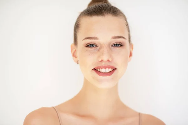 Retrato Mujer Hermosa Con Piel Limpia Concepto Juventud Tratamiento Belleza —  Fotos de Stock