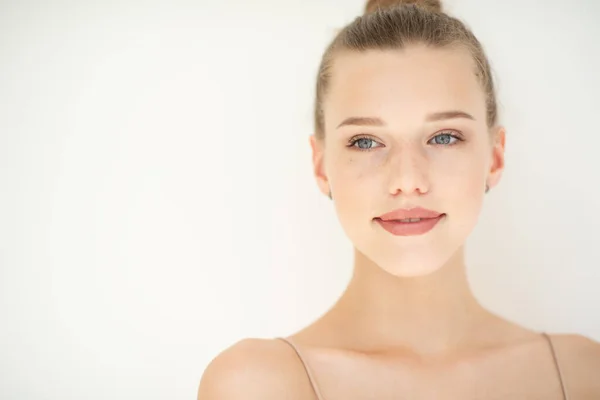 Retrato Mujer Hermosa Con Piel Limpia Concepto Juventud Tratamiento Belleza — Foto de Stock