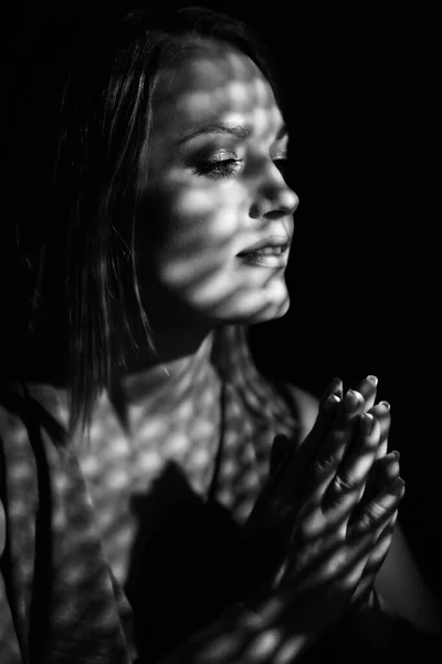 美しい女性は告白で告白します 黒と白 女性の祈り 興味深い光と影のパターンを持つ美術の肖像画 — ストック写真