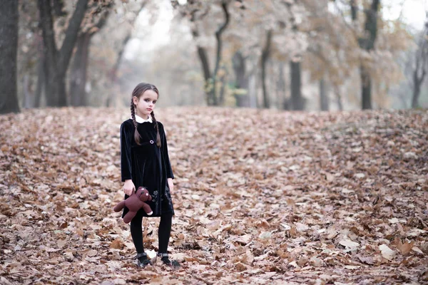 Hermosa Niña Con Pelo Largo Morena Vestida Con Vestido Terciopelo —  Fotos de Stock