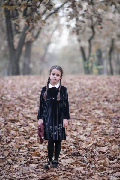 Hermosa Niña Con Pelo Largo Morena Vestida Con Vestido Terciopelo — Foto de Stock