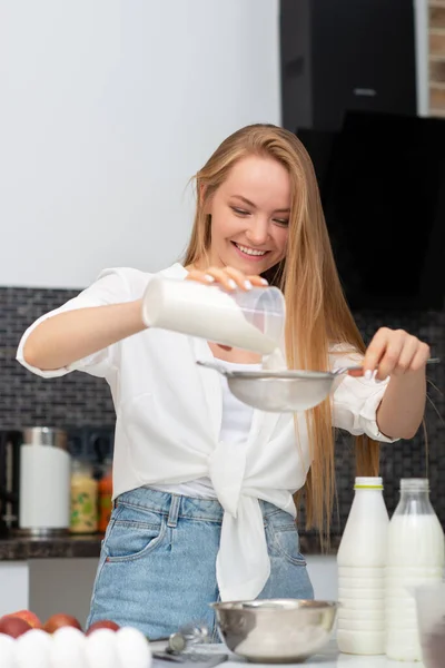 Jovem Mulher Cozinha Casa Cozinhar Com Produtos Padaria Prazer Farinha — Fotografia de Stock