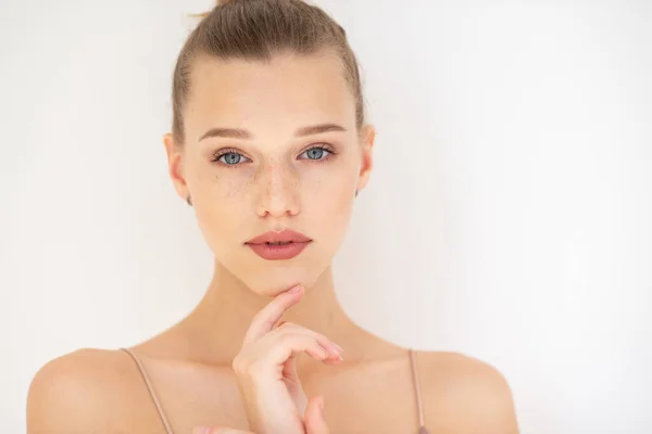 Menina Bonita Retrato Bela Jovem Com Pele Limpa Olhos Azuis — Fotografia de Stock