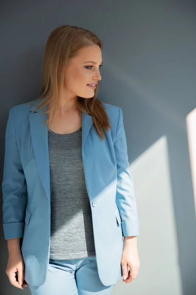 Vacker Mode Kvinna Bär Ljusblå Sommarkostym Poserar Inomhus Över Grå — Stockfoto
