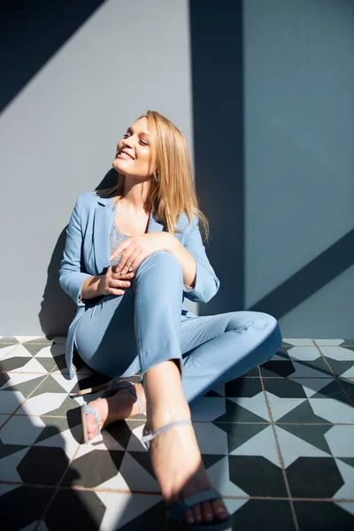 Vacker Mode Kvinna Bär Ljusblå Sommarkostym Poserar Inomhus Över Grå — Stockfoto